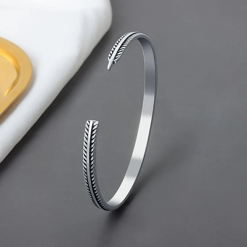 925 Sterling Silver Vintage Feather Charm Bracelet – Timeless & Unisex | MerchLuxx - MerchLuxx