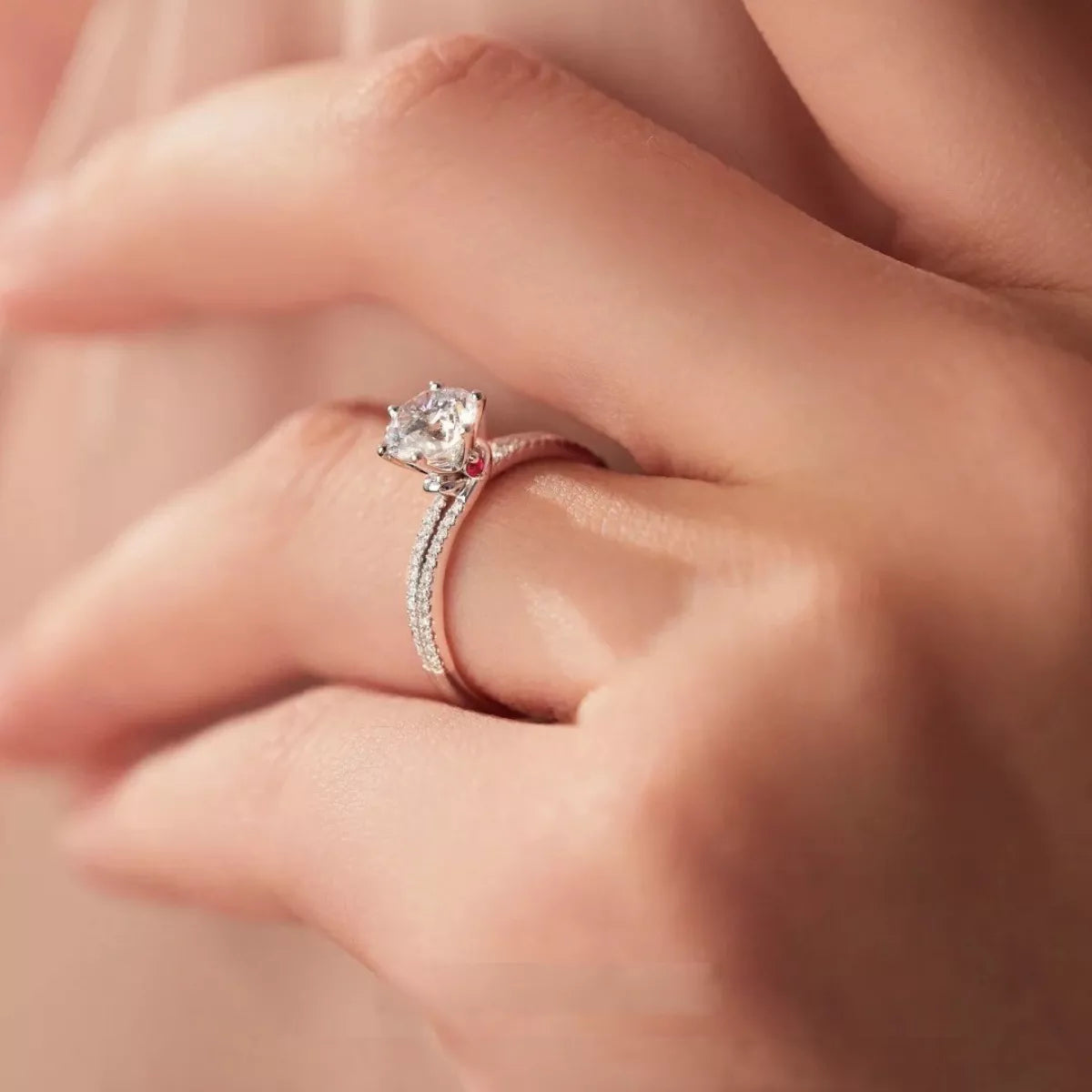 Éloria 1 carat moissanite ring worn on hand