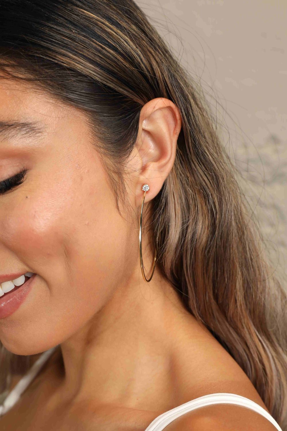 Woman wearing Adoréa platinum-plated 925 sterling silver moissanite hoop earring