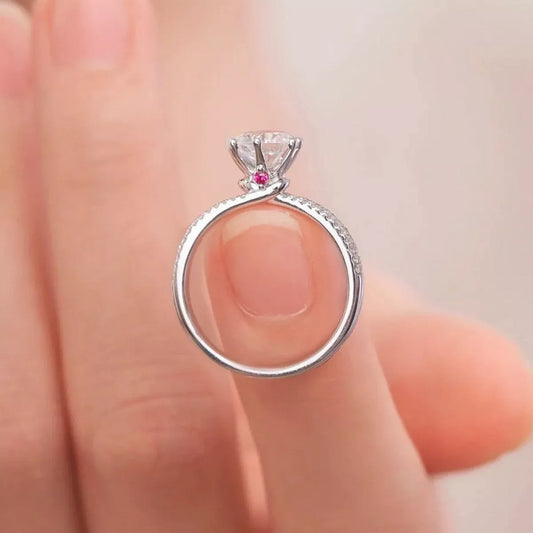 Éloria sterling silver moissanite ring showing elevated solitaire setting