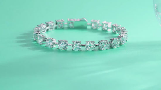A video showing the sparkle of the Tempéra moissanite tennis bracelet in S925 sterling silver with round brilliant stones, luxury jewelry by MerchLuxx