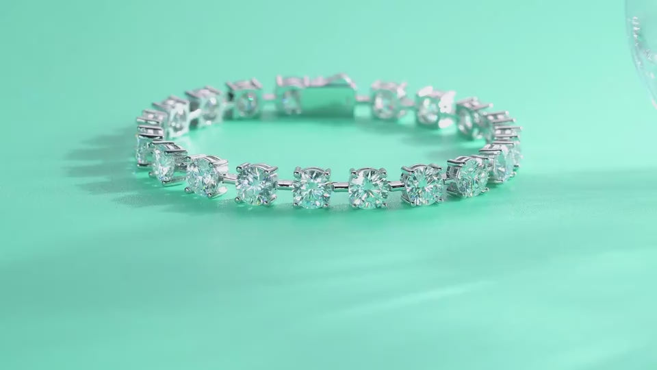 A video showing the sparkle of the Tempéra moissanite tennis bracelet in S925 sterling silver with round brilliant stones, luxury jewelry by MerchLuxx